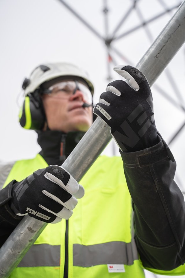 Tragwerksplaner auf der Baustelle, Plan in der Hand